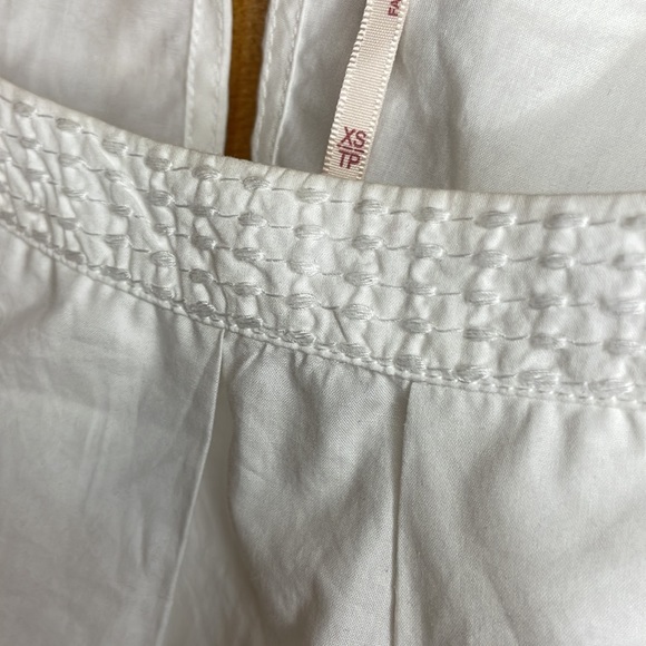 White Free People blouse w/shoulder & cuff details. EUC. XS. - Picture 3 of 5
